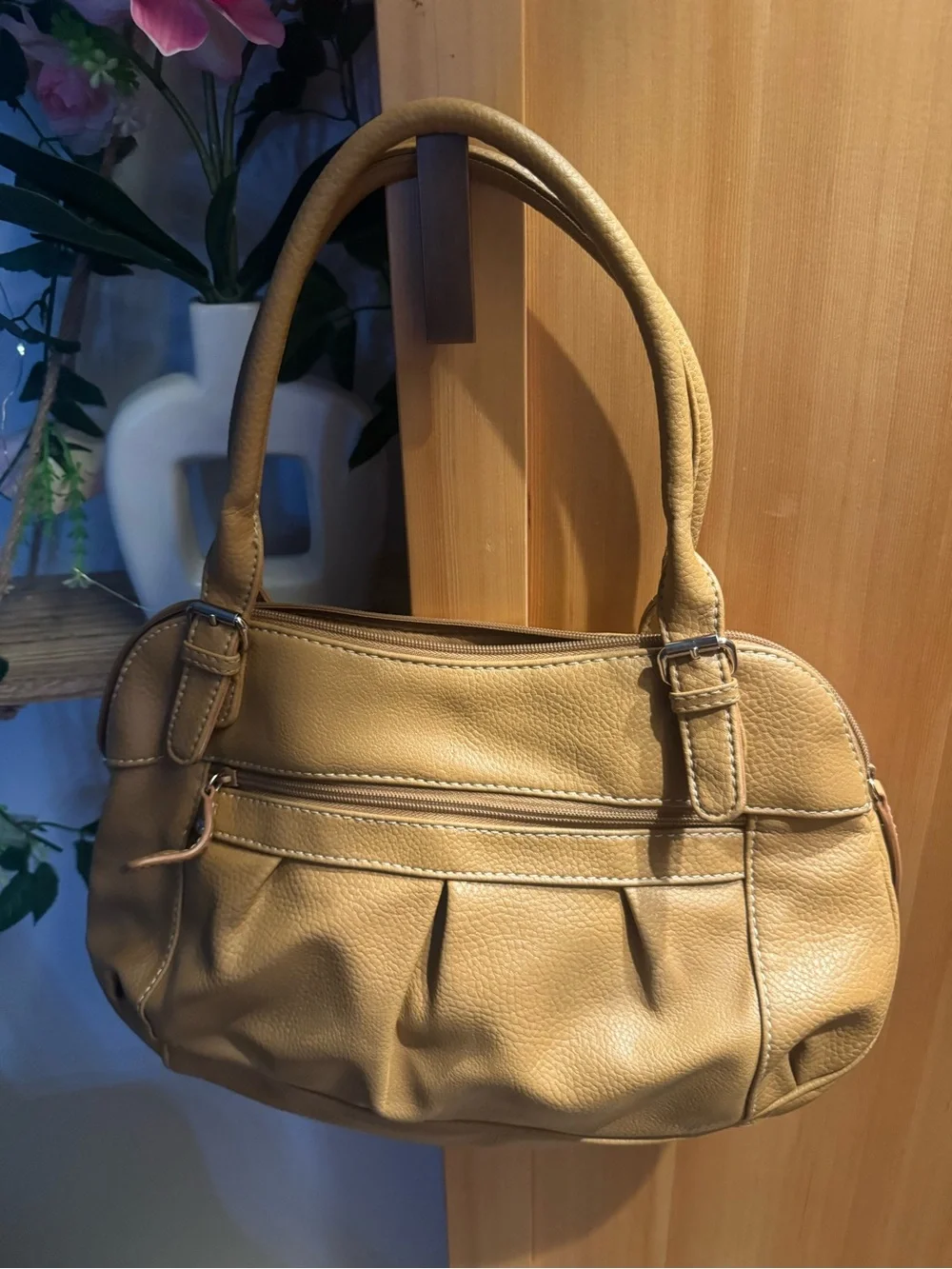 Women's Tan Shoulder Bag - Classic Everyday Style